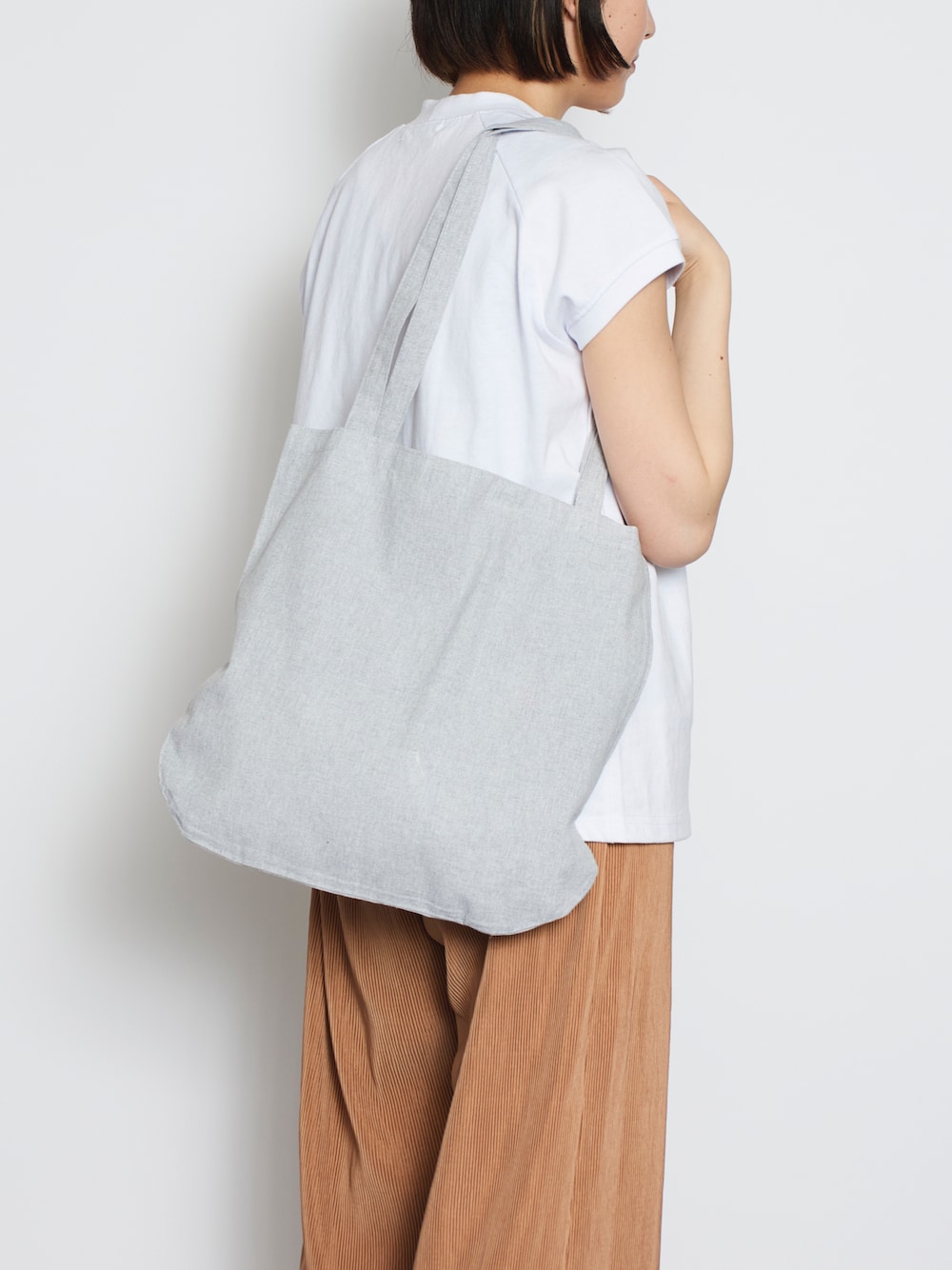 「春コーデ、カジュアルコーデ、トート、トートーバック、トートバッグ、トートBAG、カジュアル、お買い物、サブバッグ、お買い物スタイル、買い物、通勤、通学、シンプル、シンプルバッグ」｜「SETUP7の【SETUP7】シャンブリックラウンドボトムバッグ TR-0938（トートバッグ、グレー系）」を使った、shihoさん（レディース・164cm）の春コーディネートの1枚目の写真