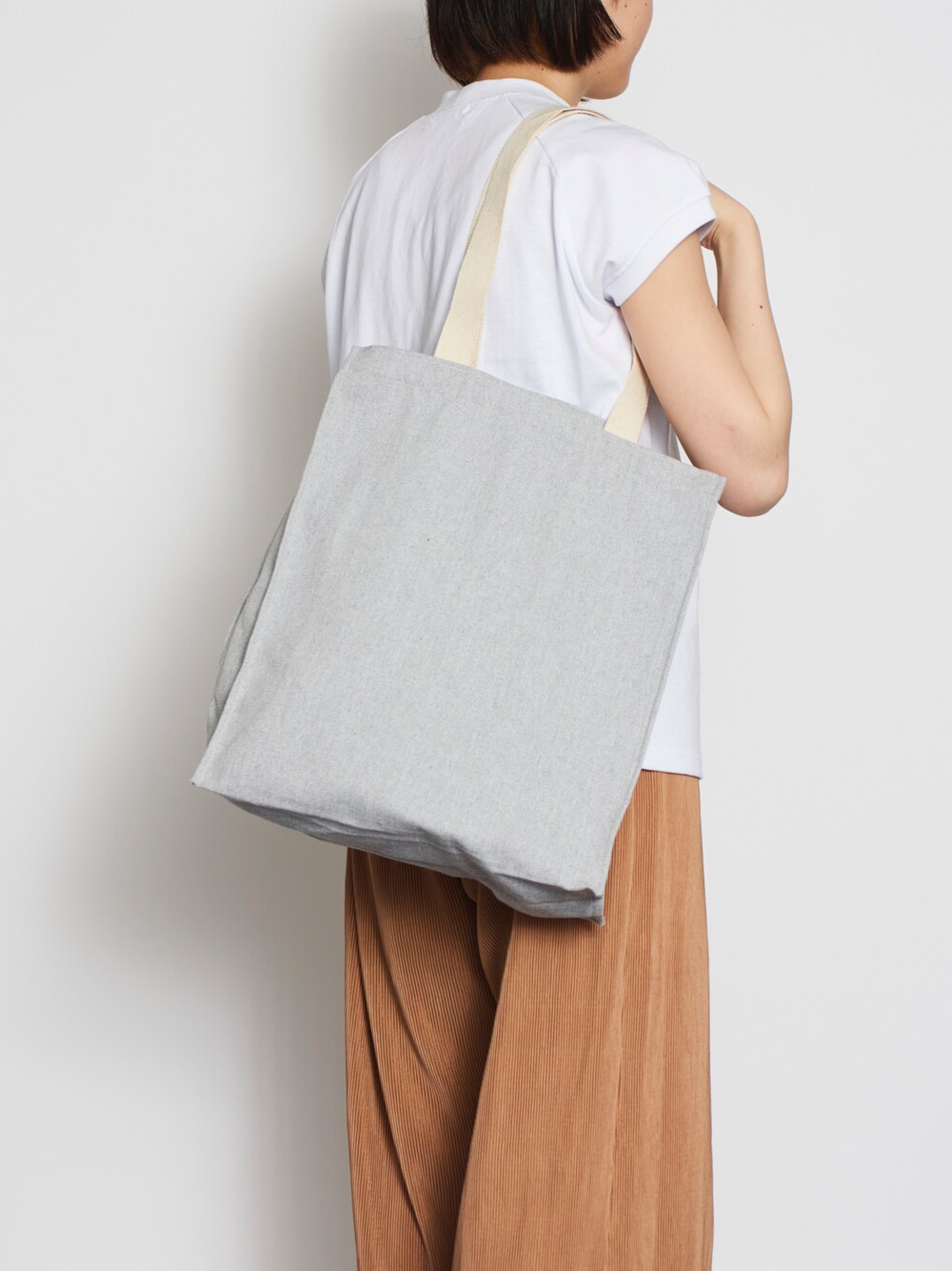 「春コーデ、カジュアルコーデ、キャンバストート、キャンバスバッグ、トートバッグ、トートバッググレ―、トートBAG、キャンバス地、サブバッグ、カジュアル、お買い物、お買い物コーデ、お買い物スタイル、通学、シンプルバッグ」｜「SETUP7の【SETUP7】シャンブリックキャンバスボックストート TR-1147（トートバッグ、グレー系）」を使った、shihoさん（レディース・164cm）の春コーディネートの1枚目の写真