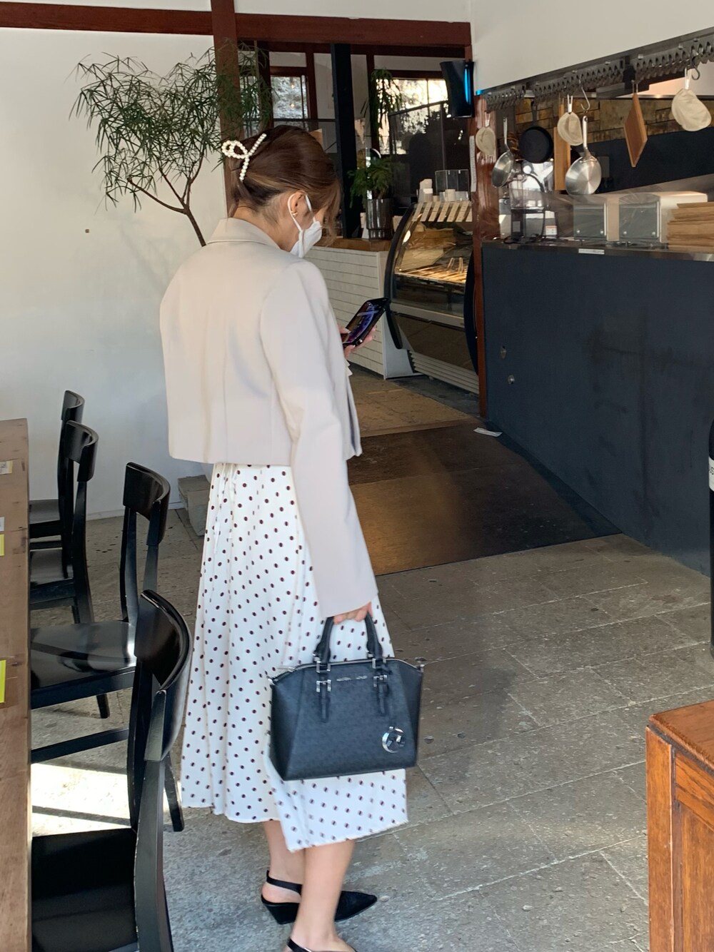 「カフェコーデ、ベーシックコーデ、オトナカジュアル」｜「MICHAEL KORSのアイテム（ハンドバッグ、ブラック系）」を使った、N’2000さん（レディース・158cm）の秋コーディネートの1枚目の写真