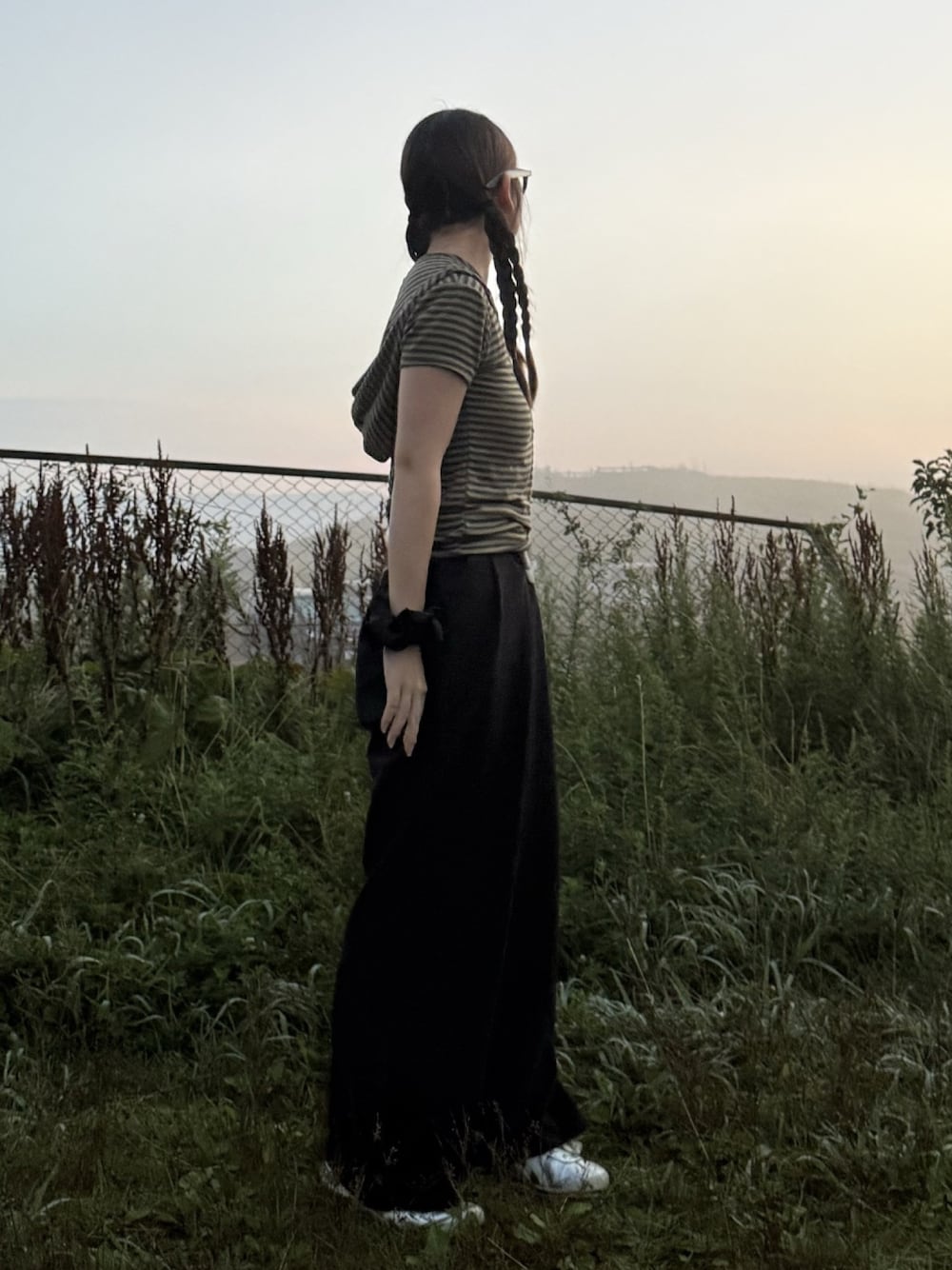 グリーン系のTシャツ/カットソー、ブラック系のその他パンツ、シルバー系のスニーカーを着用したレディースの夏コーディネートの1枚目の写真