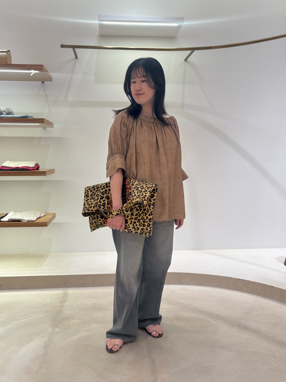 イエロー系のシャツ/ブラウス、グレー系のデニムパンツ、ブラウン系のサンダルを着用したレディースの夏コーディネートの1枚目の写真