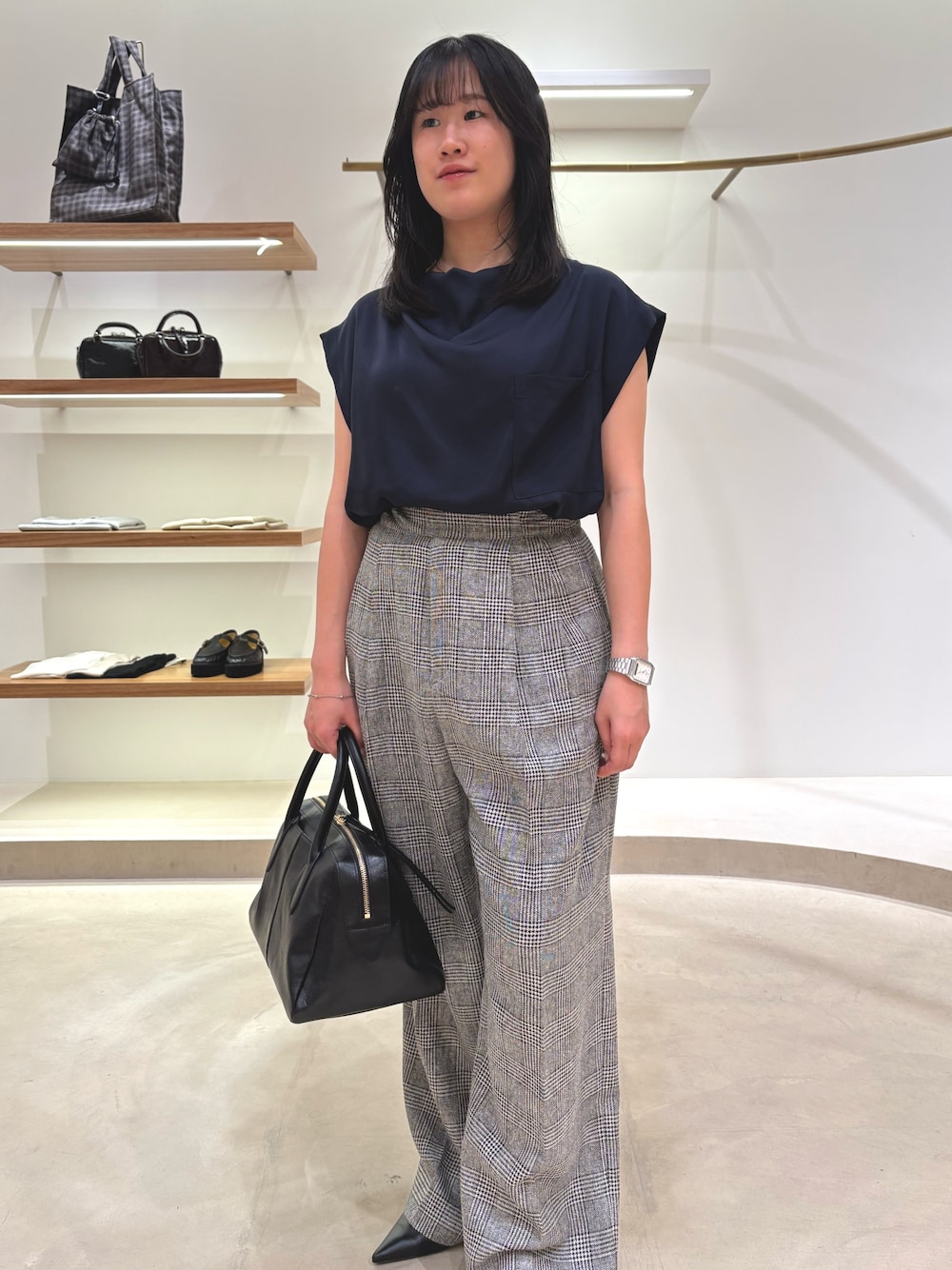 ブルー系のシャツ/ブラウス、グレー系のその他パンツ、ブラック系のトートバッグを着用したレディースの夏コーディネートの1枚目の写真