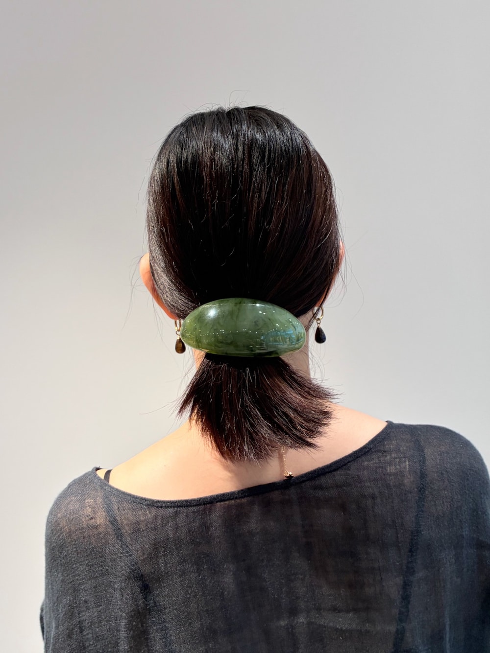 グリーン系のバレッタ/ヘアクリップ、ブラウン系のピアス(両耳用)を着用したレディースの夏コーディネートの1枚目の写真