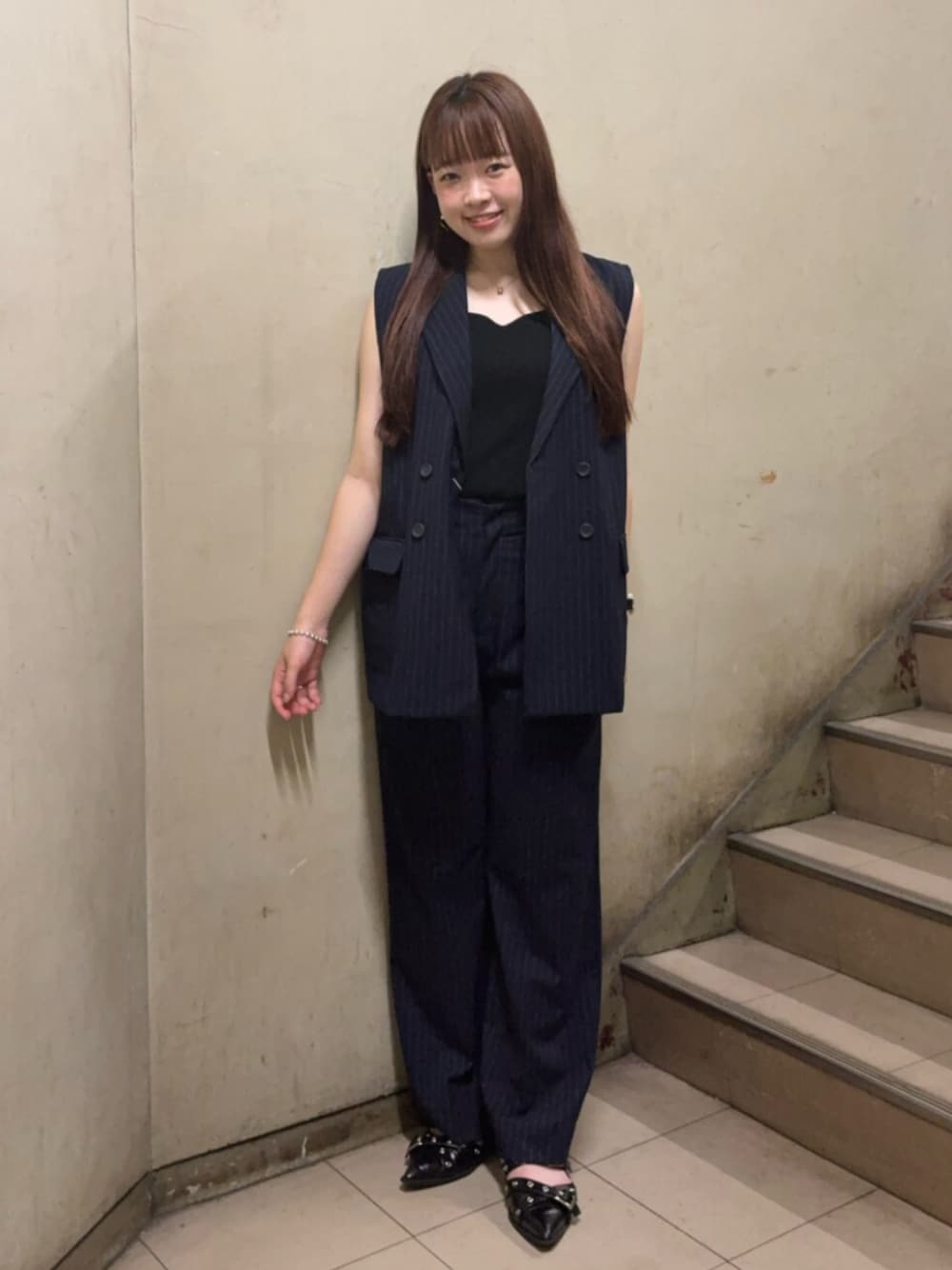 ブルー系のその他パンツ、ブラック系のパンプス、ブルー系のベストを着用したレディースの夏コーディネートの1枚目の写真