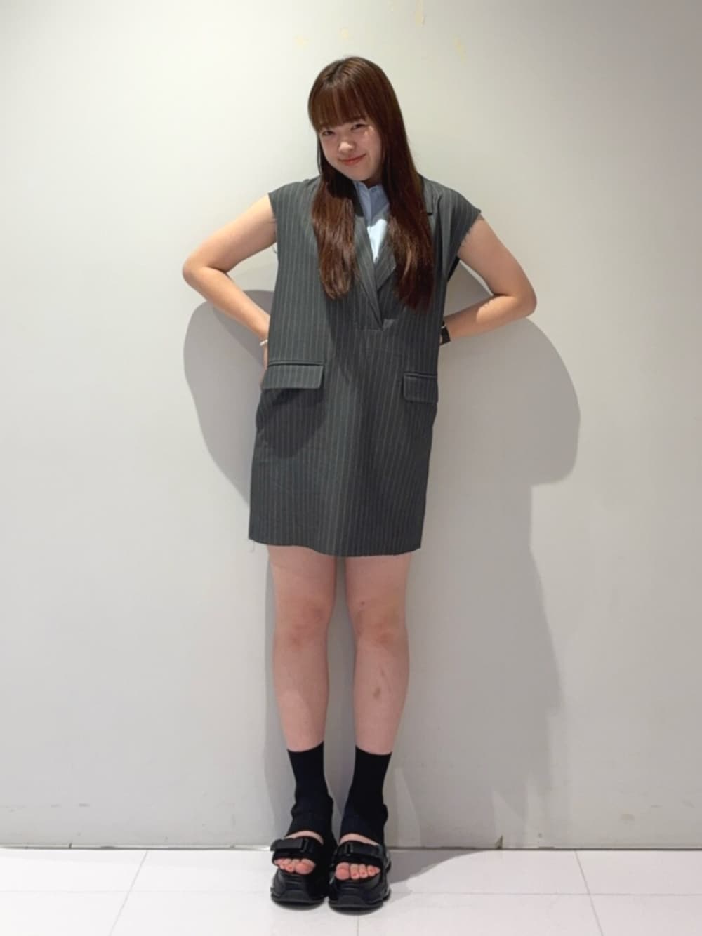 グレー系のワンピース、ブラック系のサンダルを着用したレディースの夏コーディネートの1枚目の写真