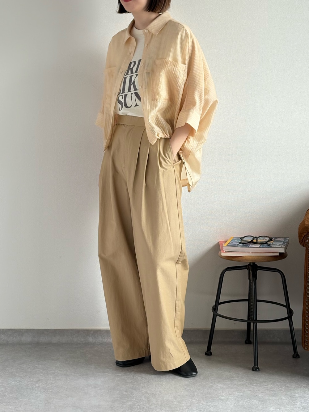 「シアーシャツ、ロゴT、きれいめカジュアル、チノパン、タックパンツ、ワイドパンツ、cepo.、大人カジュアル、160cm台コーデ、高身長女子、高身長コーデ、ストライプシャツ、シアートップス、パンプス、お出かけコーデ」｜「cepoの〈低身長/高身長サイズあり〉スリータックイージーストレートパンツ（その他パンツ、ベージュ系）」を使った、3taniさん（骨格ウェーブ・レディース・162cm）の春コーディネートの1枚目の写真