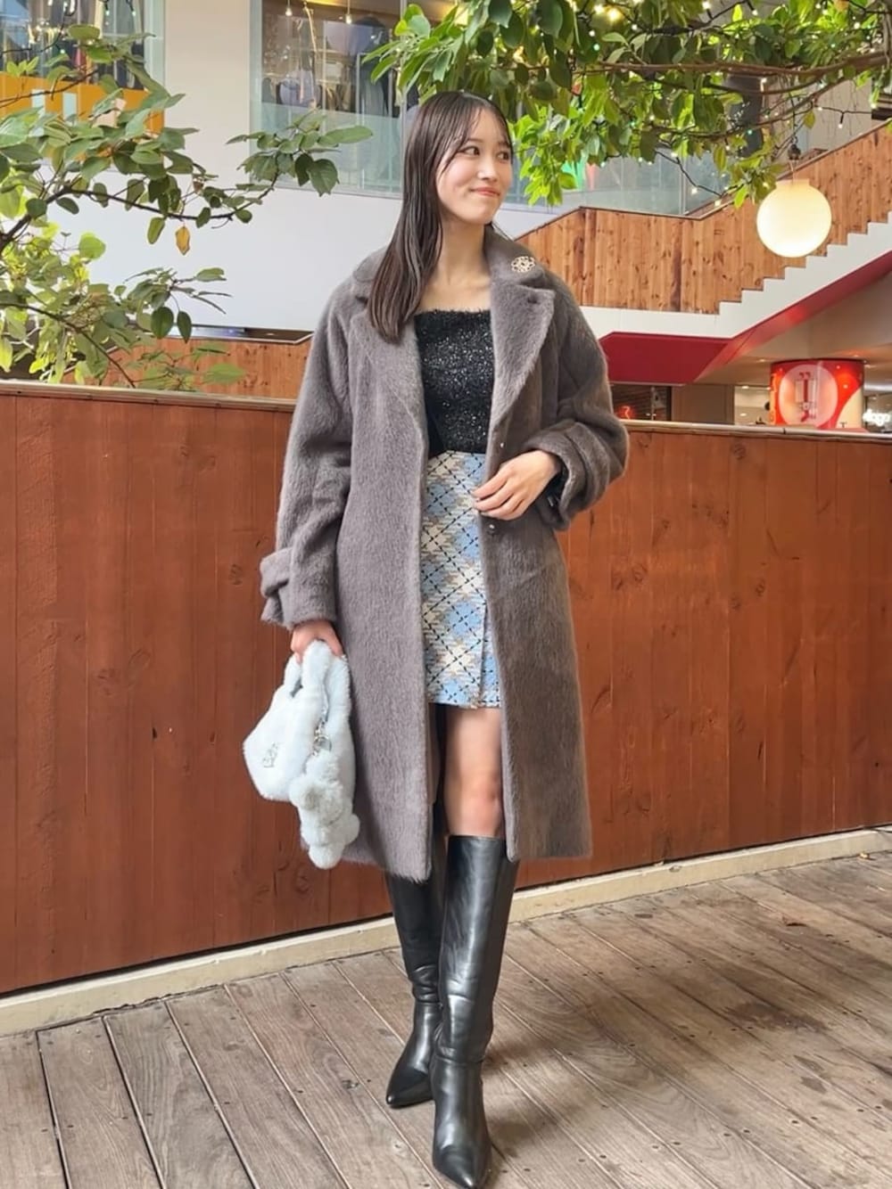 ブローチ付きシャギーロングコートを使った人気ファッション
