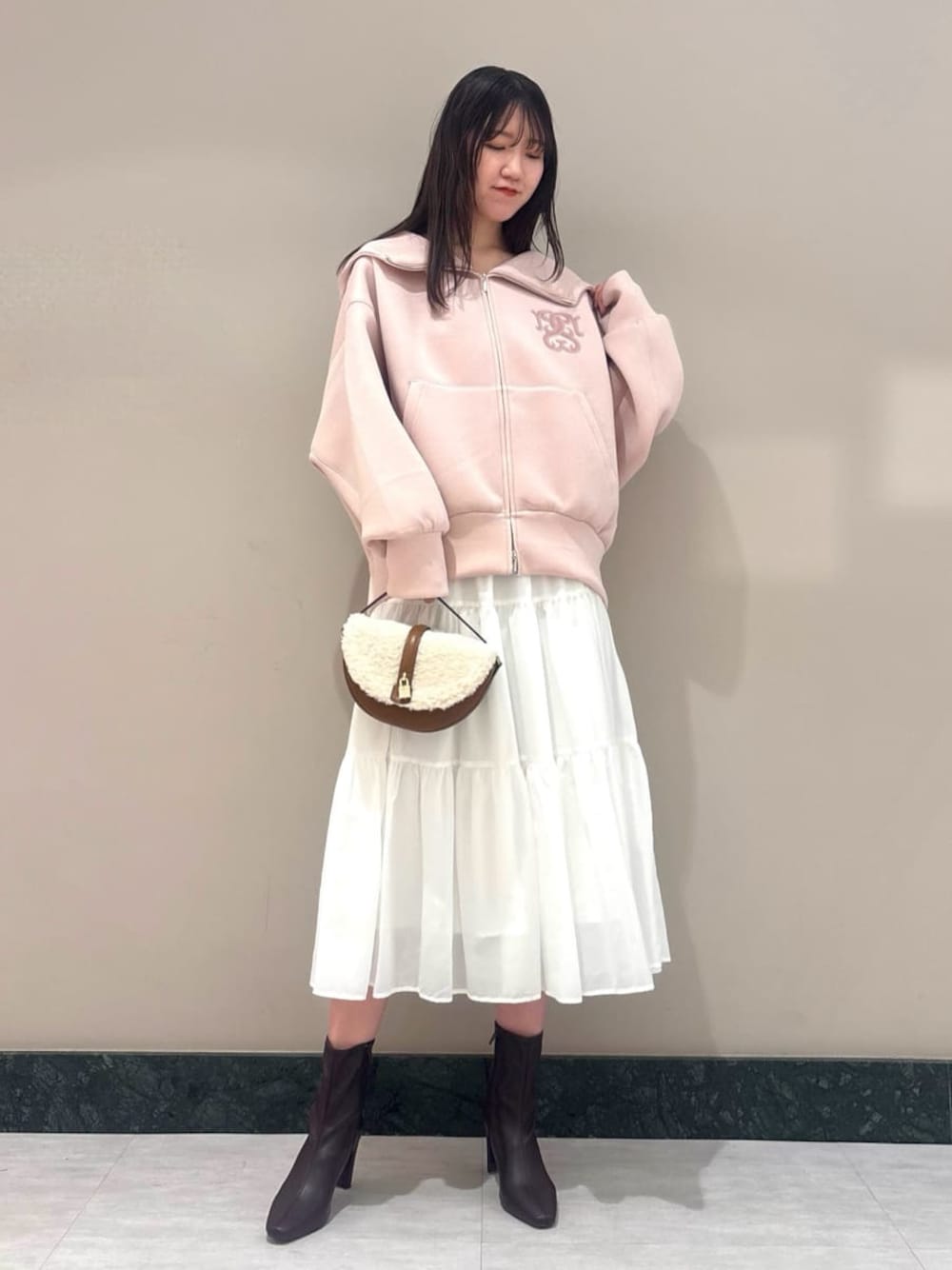 SNIDELのパーカー（ピンク系）を使った人気ファッションコーディネート