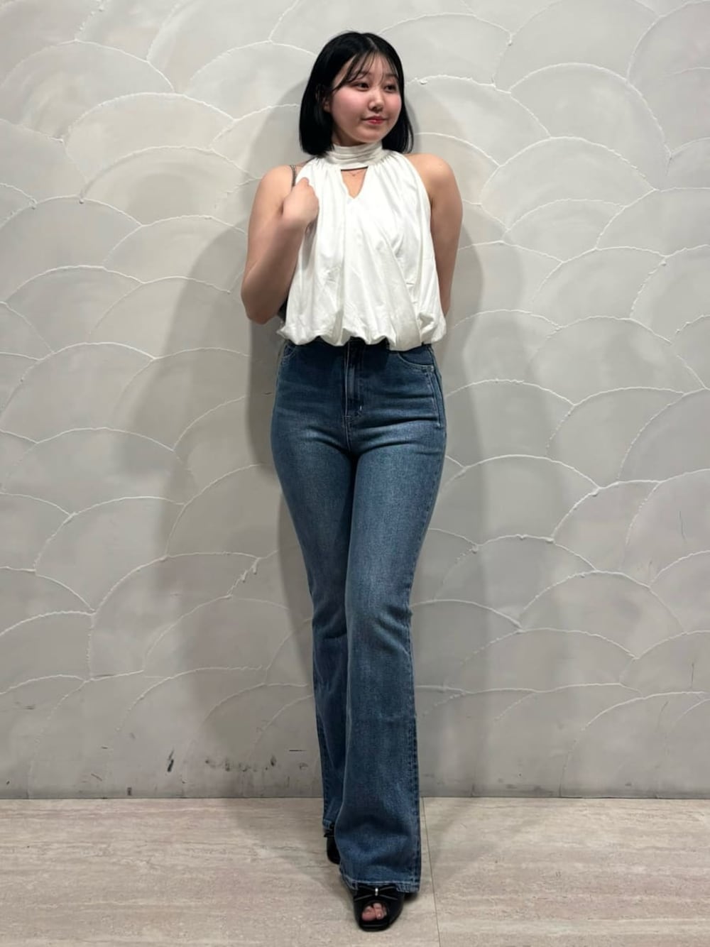 ブルー系のデニムパンツを着用したレディースの春コーディネートの1枚目の写真