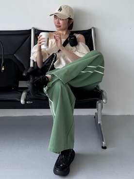 「アイテム（スウェットパンツ、グリーン系）」を使った、SNIDELさん（レディース・165cm）の夏コーディネート