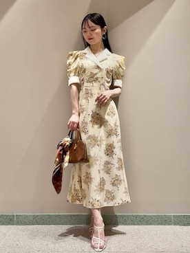 マルチプリントパフスリーブワンピースを使った人気ファッション