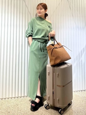 「肌見せ」｜「アイテム（スウェット）」を使った、SNIDELさん（レディース・153cm）の夏コーディネート