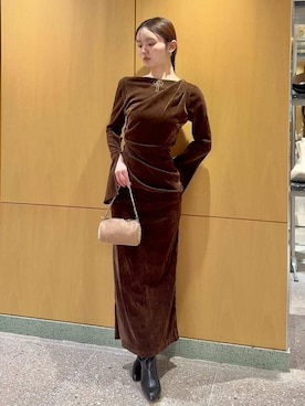 フロッキーベロアドレープドレスを使った人気ファッション