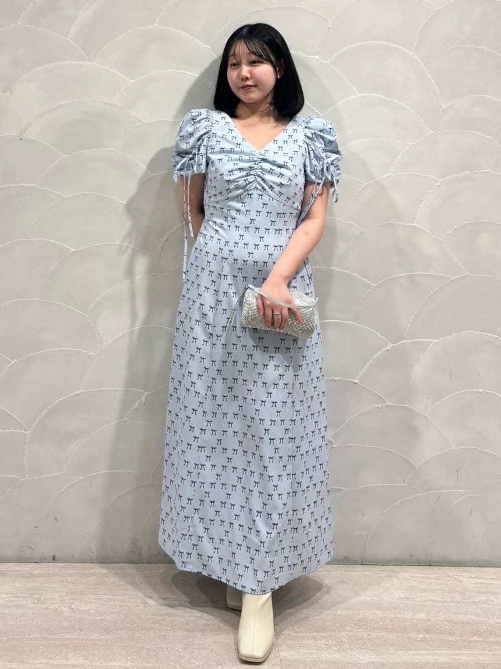 ブルー系のワンピースを着用したレディースの冬コーディネートの1枚目の写真