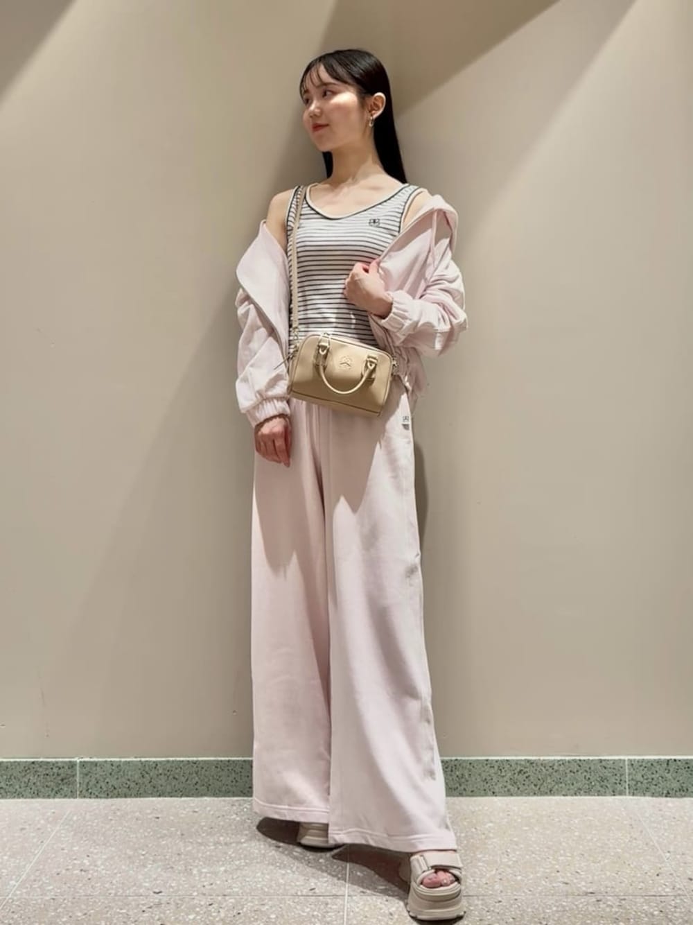 SNIDELのパーカー（ピンク系）を使った人気ファッションコーディネート