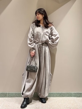 「肌見せ」｜「アイテム（スウェット）」を使った、SNIDELさん（レディース・165cm）の秋コーディネート