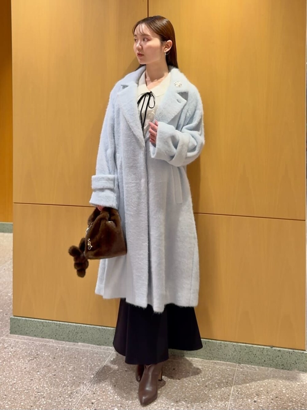 ブローチ付きシャギーロングコートを使った人気ファッション