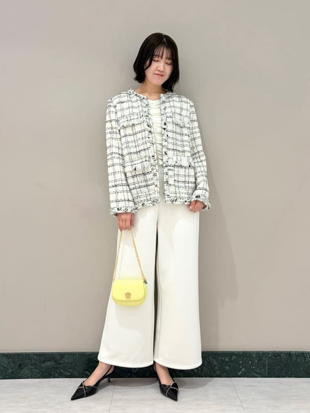 ホワイト系のスウェットパンツ、ホワイト系のノーカラージャケット、ホワイト系のTシャツ/カットソーを着用したレディースの冬コーディネートの1枚目の写真