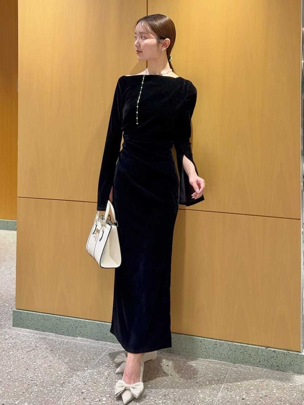 フロッキーベロアドレープドレスを使った人気ファッション