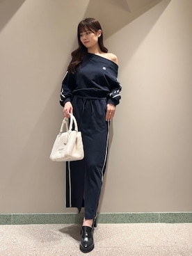 「肌見せ」｜「アイテム（スウェット）」を使った、SNIDELさん（レディース・165cm）の夏コーディネート