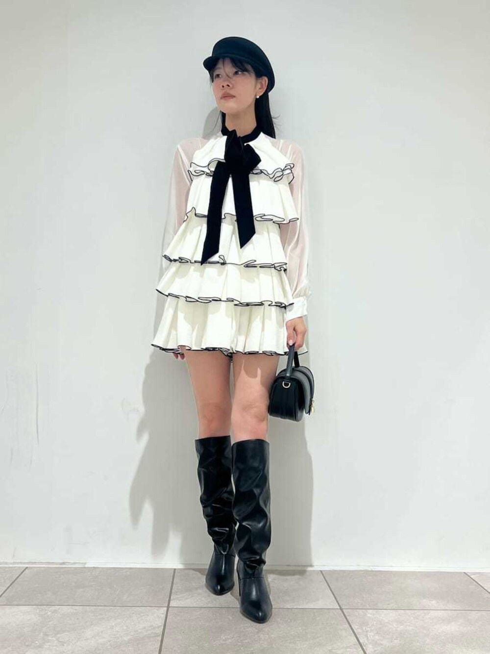 ティアードラッフルミニドレスを使った人気ファッションコーディネート