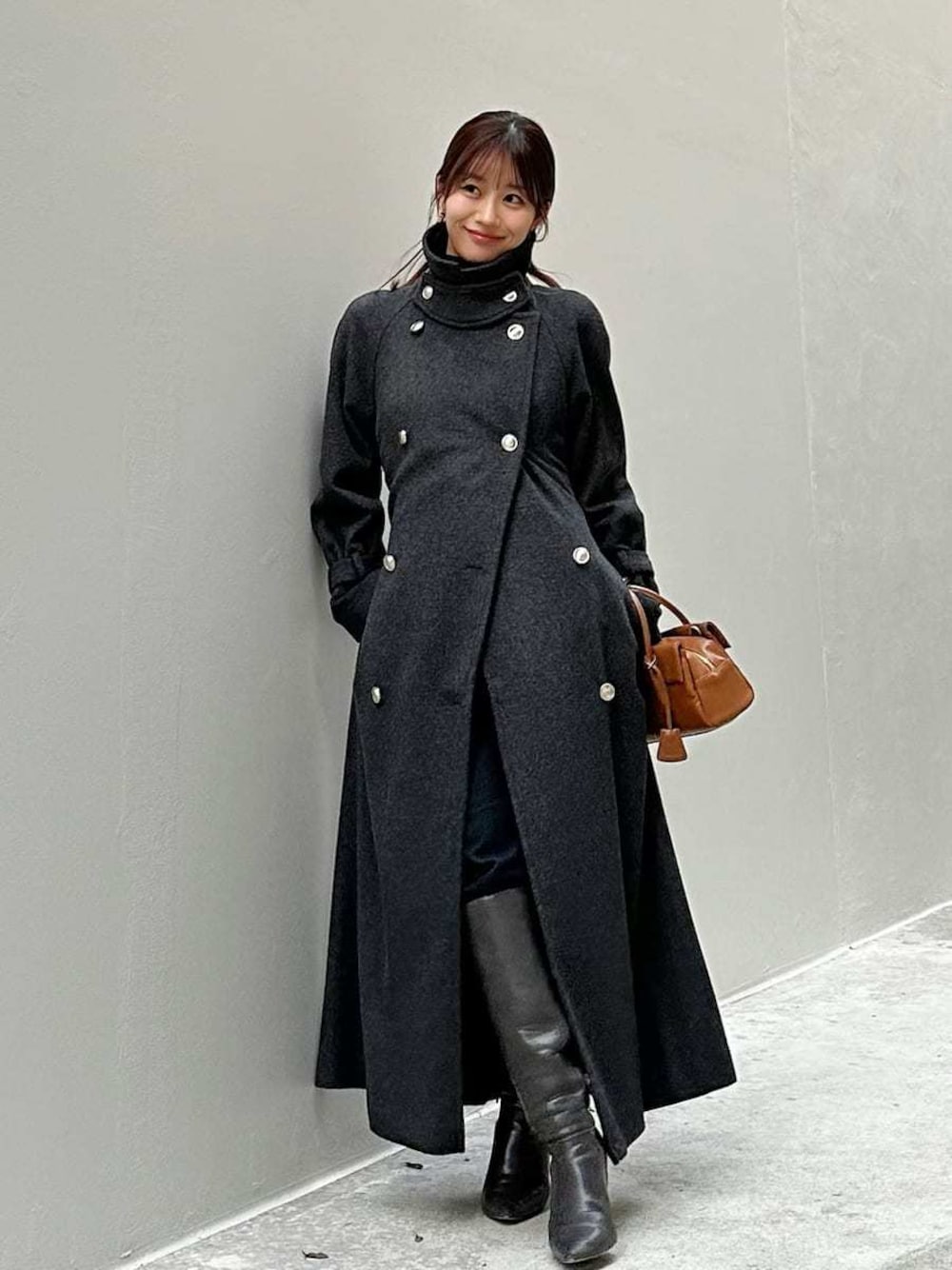 グレー系のブーツ、ブルー系のその他パンツ、グレー系のチェスターコートを着用したレディースの秋コーディネートの1枚目の写真