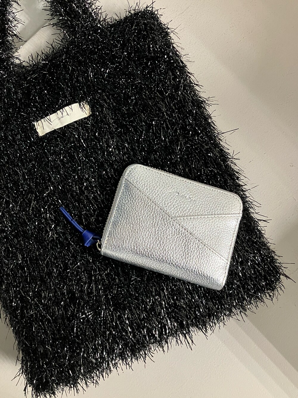 「BIRTHDAY BAR、actually、財布、ミニ財布、コンパクト、ジャバラ、シルバー、本革、お札、カード収納、ギフト、プレゼント」｜「BIRTHDAY BARのお札が折れない 本革ジャバラミニ財布（財布、シルバー系）」を使った、kurataさん（レディース・153cm）の秋コーディネートの1枚目の写真