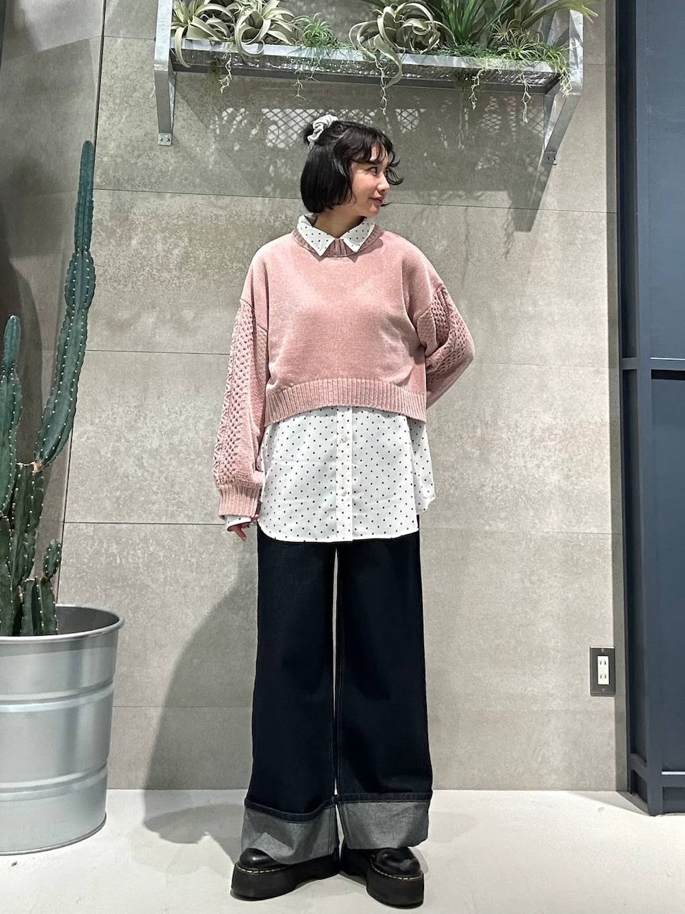 ピンク系のニット/セーター、ブルー系のデニムパンツ、ホワイト系のシャツ/ブラウスを着用したレディースの冬コーディネートの1枚目の写真