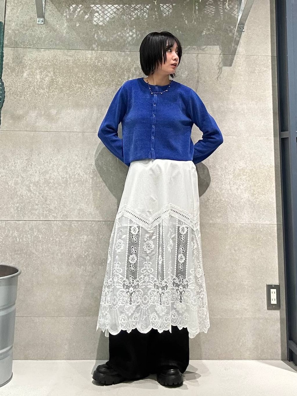 ブラック系のデニムパンツ、ブラック系のローファー、ピンク系のカーディガン/ボレロを着用したレディースの秋コーディネートの1枚目の写真
