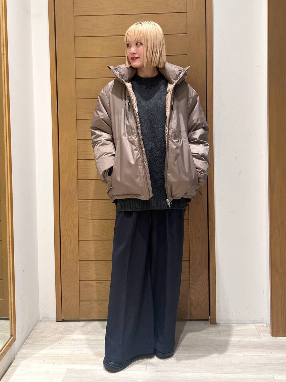 「BAYFLOW、カジュアル、体型カバー、着痩せ・細見え、ユニセックス」｜「NANGAの【NANGA Mt.&Sea(ナンガ)】オーロラダウン24AW（ダウンジャケット/コート、ブラウン系）」を使った、orinさん（レディース・163cm）の冬コーディネートの1枚目の写真