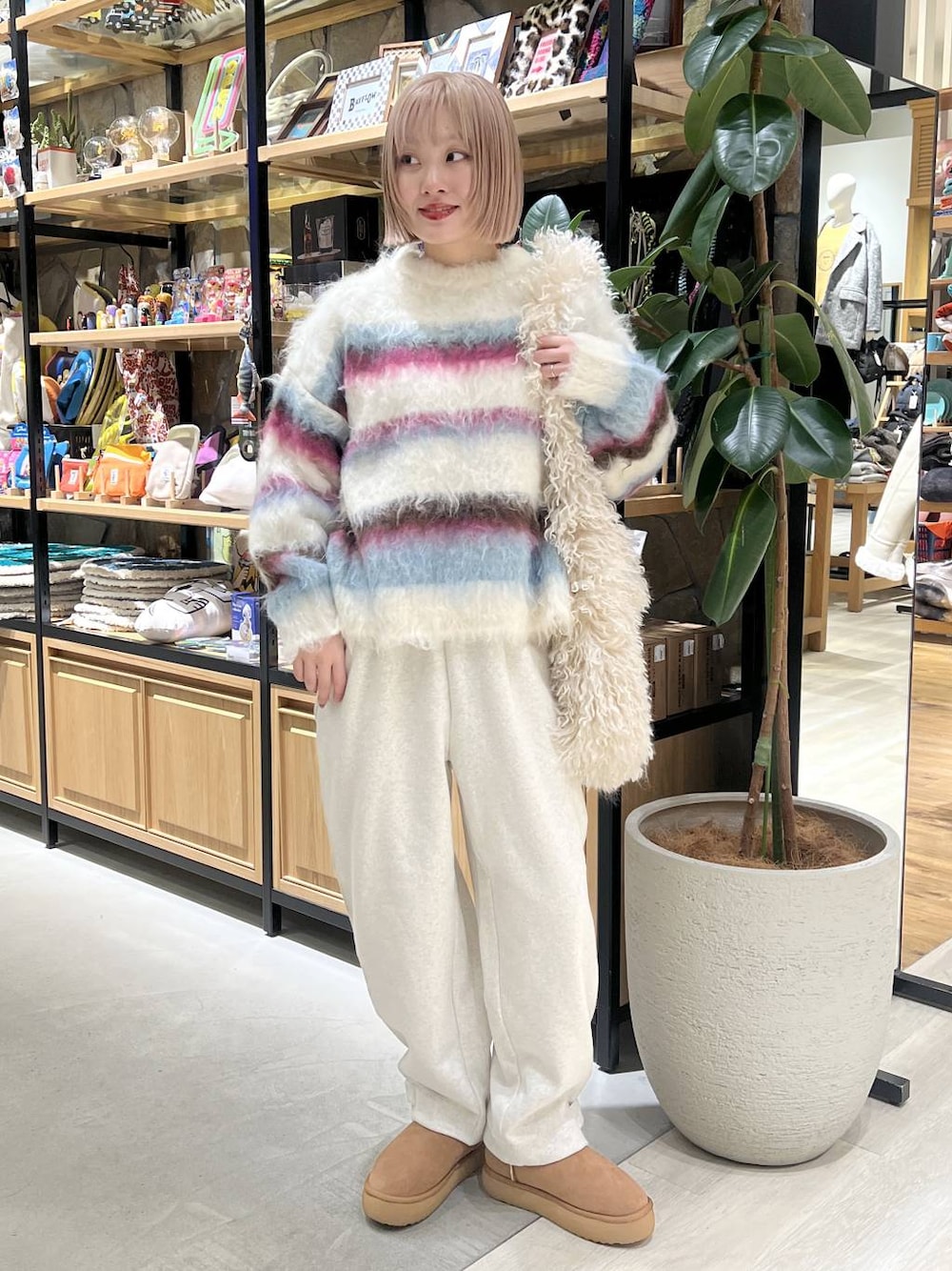 ホワイト系のその他パンツ、ホワイト系のニット/セーターを着用したレディースの冬コーディネートの1枚目の写真