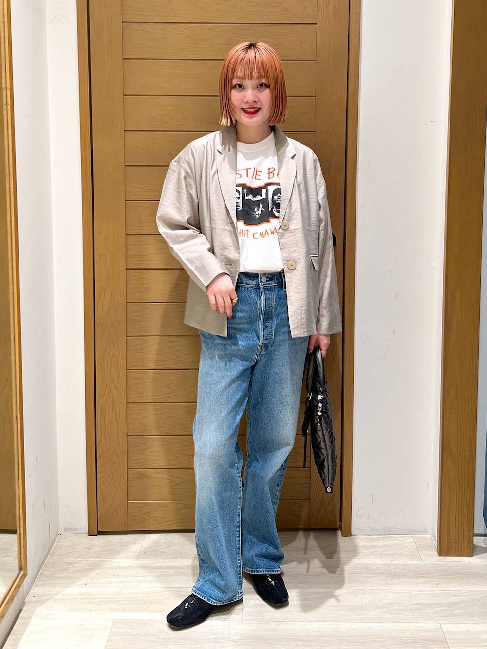 「体型カバー、着痩せ・細見え、ユニセックス、カジュアル、BAYFLOW」｜「BAYFLOWの【Levi's(R)（リーバイス(R)）】別注RIBCAGE STRAIGHT（デニムパンツ、ブルー系）」を使った、orinさん（レディース・163cm）の春コーディネートの1枚目の写真