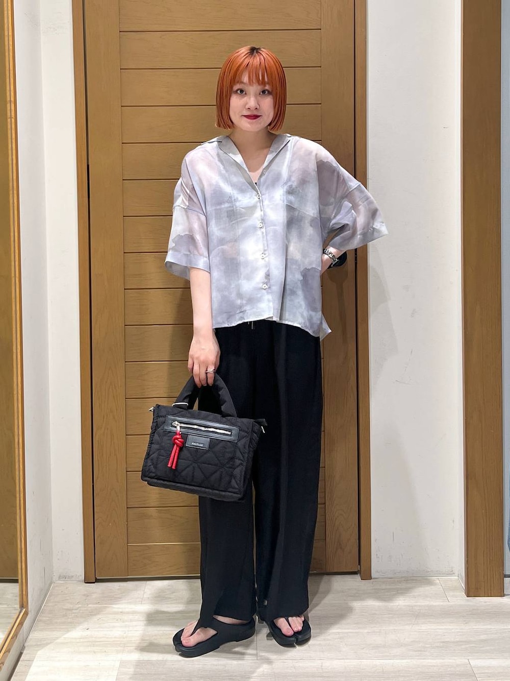 ブラック系のその他パンツ、ブラック系のショルダーバッグ、グレー系のシャツ/ブラウスを着用したレディースの夏コーディネートの1枚目の写真