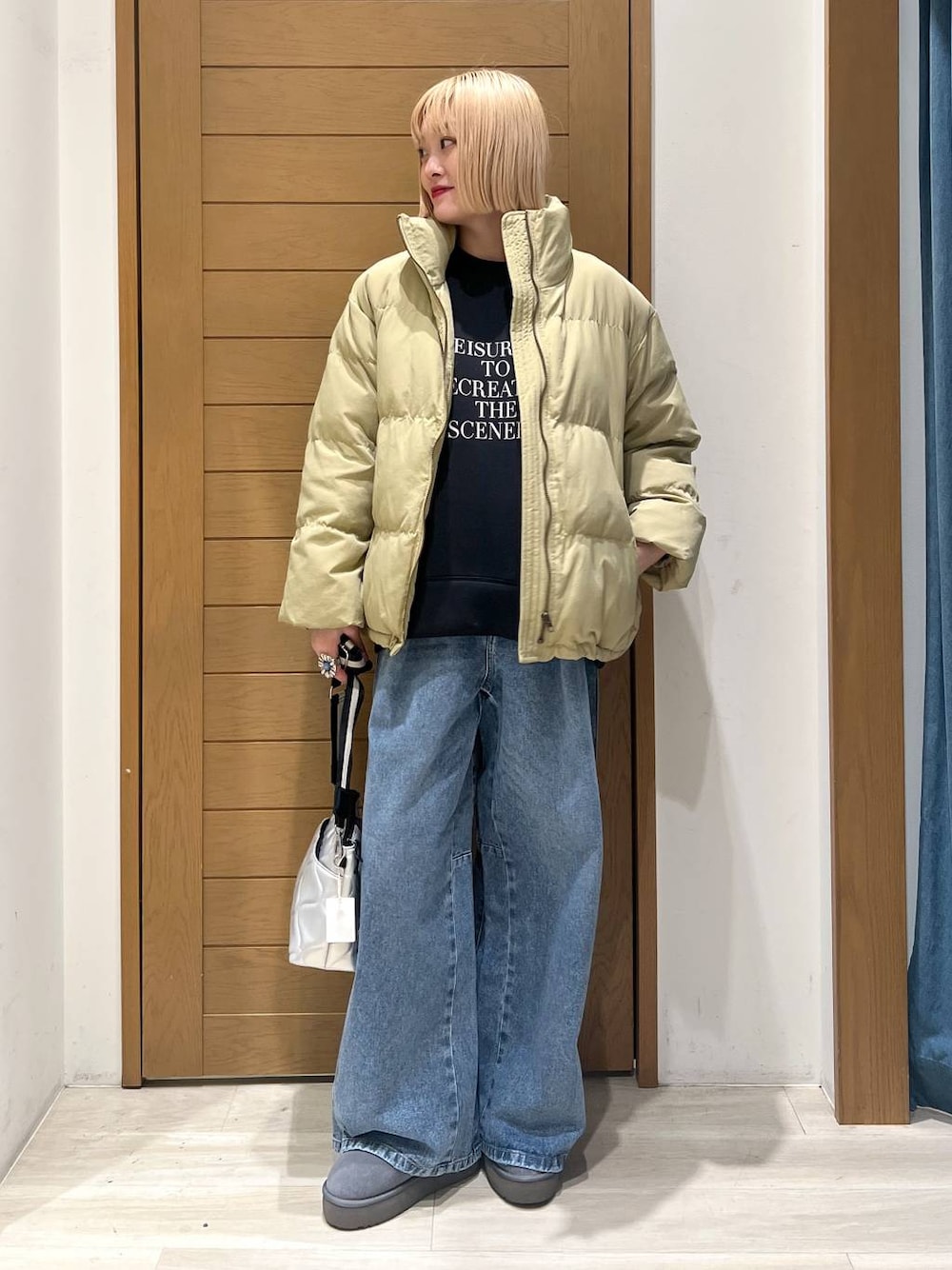 「体型カバー、着痩せ・細見え、ユニセックス、カジュアル、BAYFLOW」｜「BAYFLOWの[軽量!!抗菌消臭・撥水加工付き]フェイクムートンブーツ（ブーツ、グレー系）」を使った、orinさん（レディース・163cm）の冬コーディネートの1枚目の写真