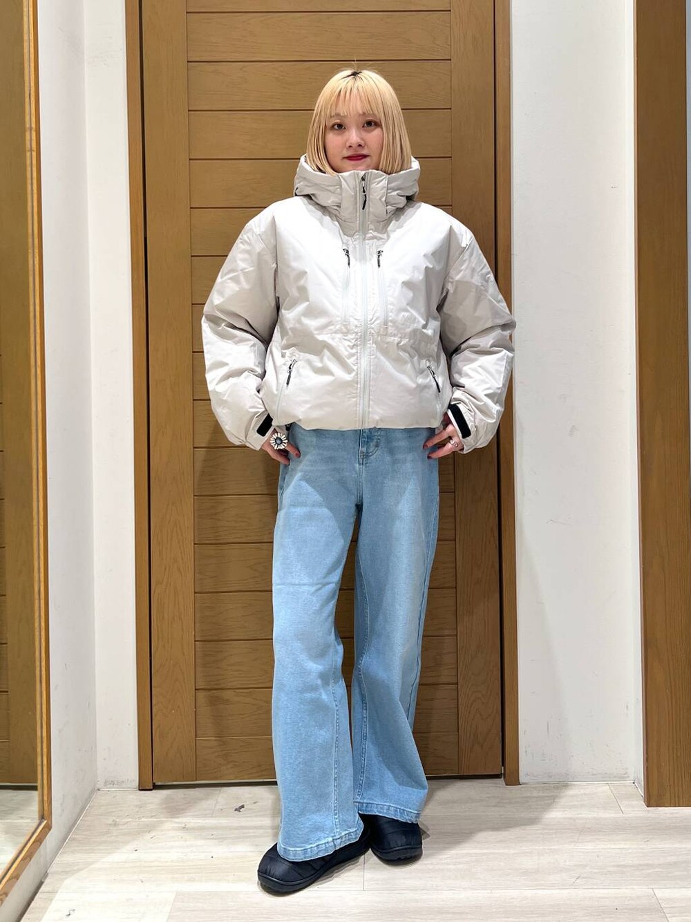 ホワイト系のダウンジャケット/コート、ブルー系のデニムパンツを着用したレディースの冬コーディネートの1枚目の写真