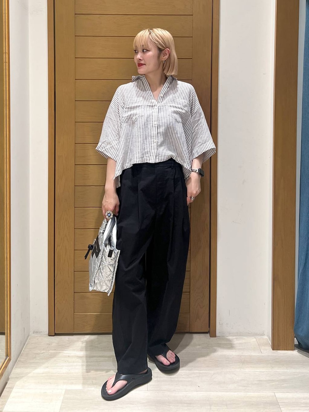 シルバー系のショルダーバッグ、グレー系のシャツ/ブラウス、ブラック系のその他パンツを着用したレディースの夏コーディネートの1枚目の写真