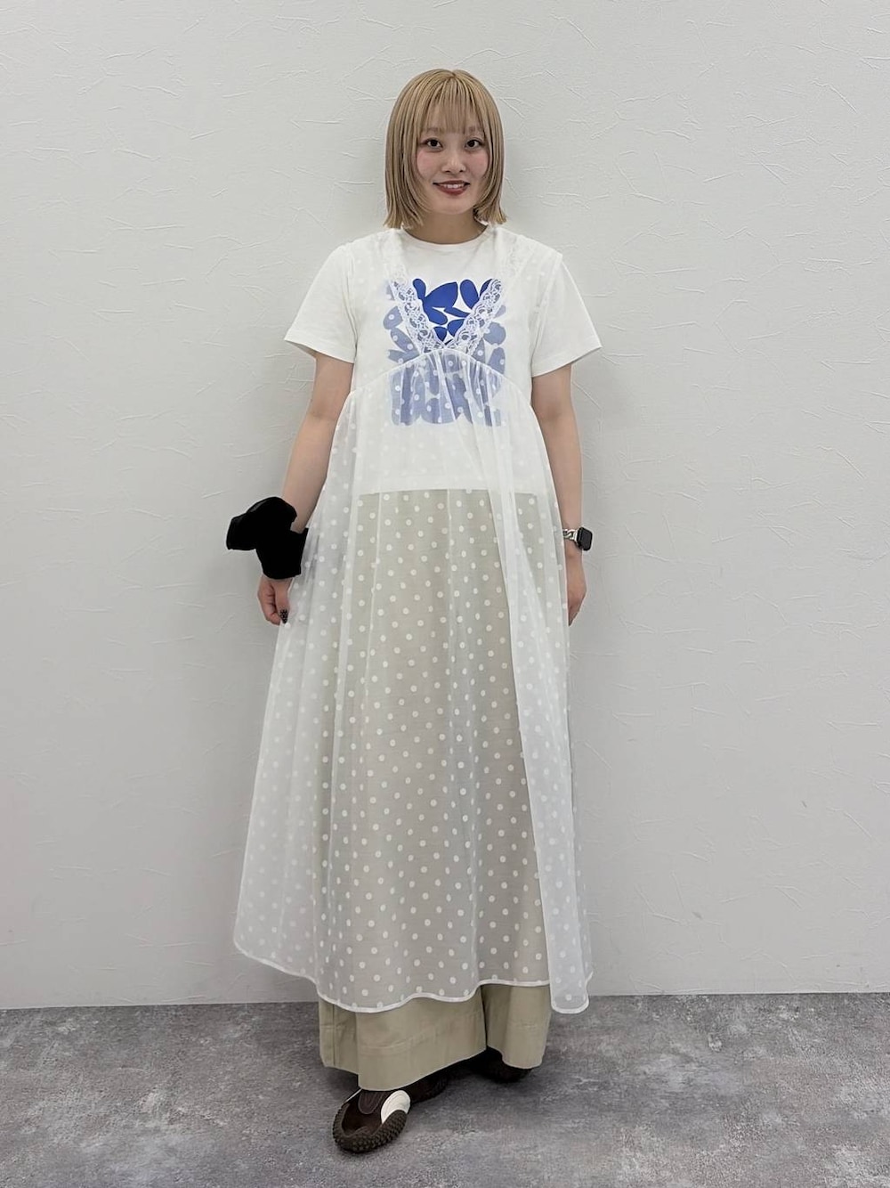 ホワイト系のワンピース、ベージュ系のチノパンツ、ホワイト系のTシャツ/カットソーを着用したレディースの夏コーディネートの1枚目の写真