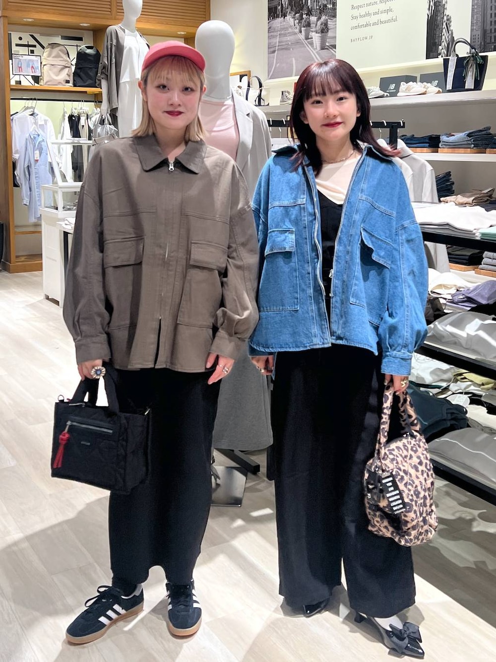 「カジュアル、ユニセックス、体型カバー、着痩せ・細見え、BAYFLOW、リンクコーデ」｜「adidasの【adidas(アディダス)】GAZELLEINDOOR(WOMENS)（スニーカー、ブラック系）」を使った、orinさん（レディース・163cm）の春コーディネートの1枚目の写真