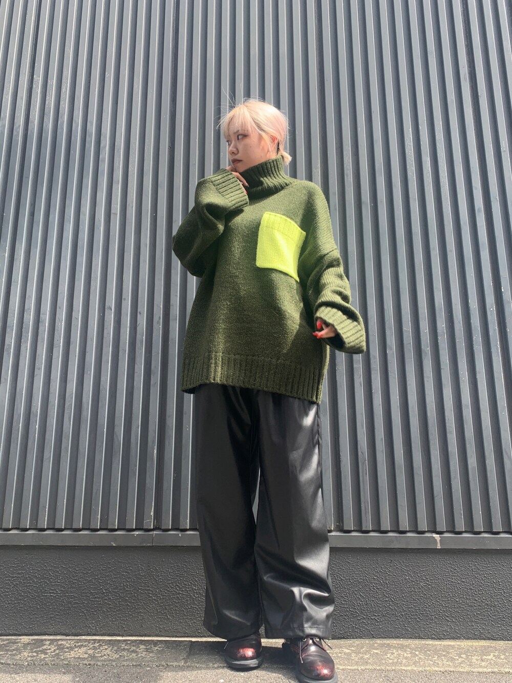 「ニット、秋のコーデ、LHP、タートルネック、カーキ、パンツスタイル、お散歩コーデ、LHP大阪、エコレザー、ラブアンドピース2021」｜「JW Andersonのアイテム（ニット/セーター、グリーン系）」を使った、ツジモトさん（レディース・159cm）の秋コーディネートの1枚目の写真
