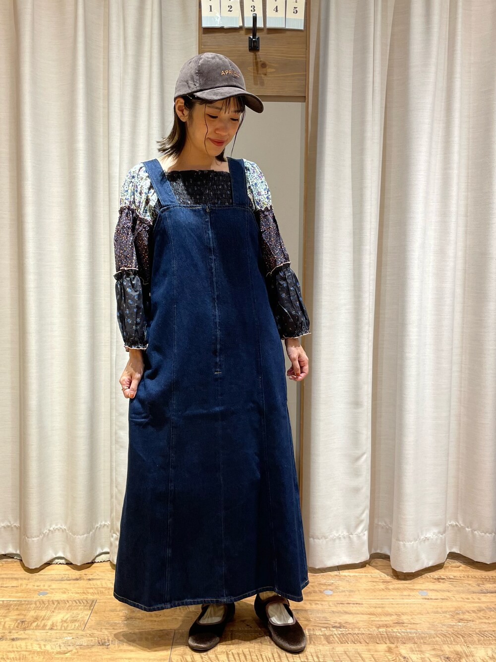 ブルー系のワンピース/ドレスを着用したレディースの秋コーディネートの1枚目の写真