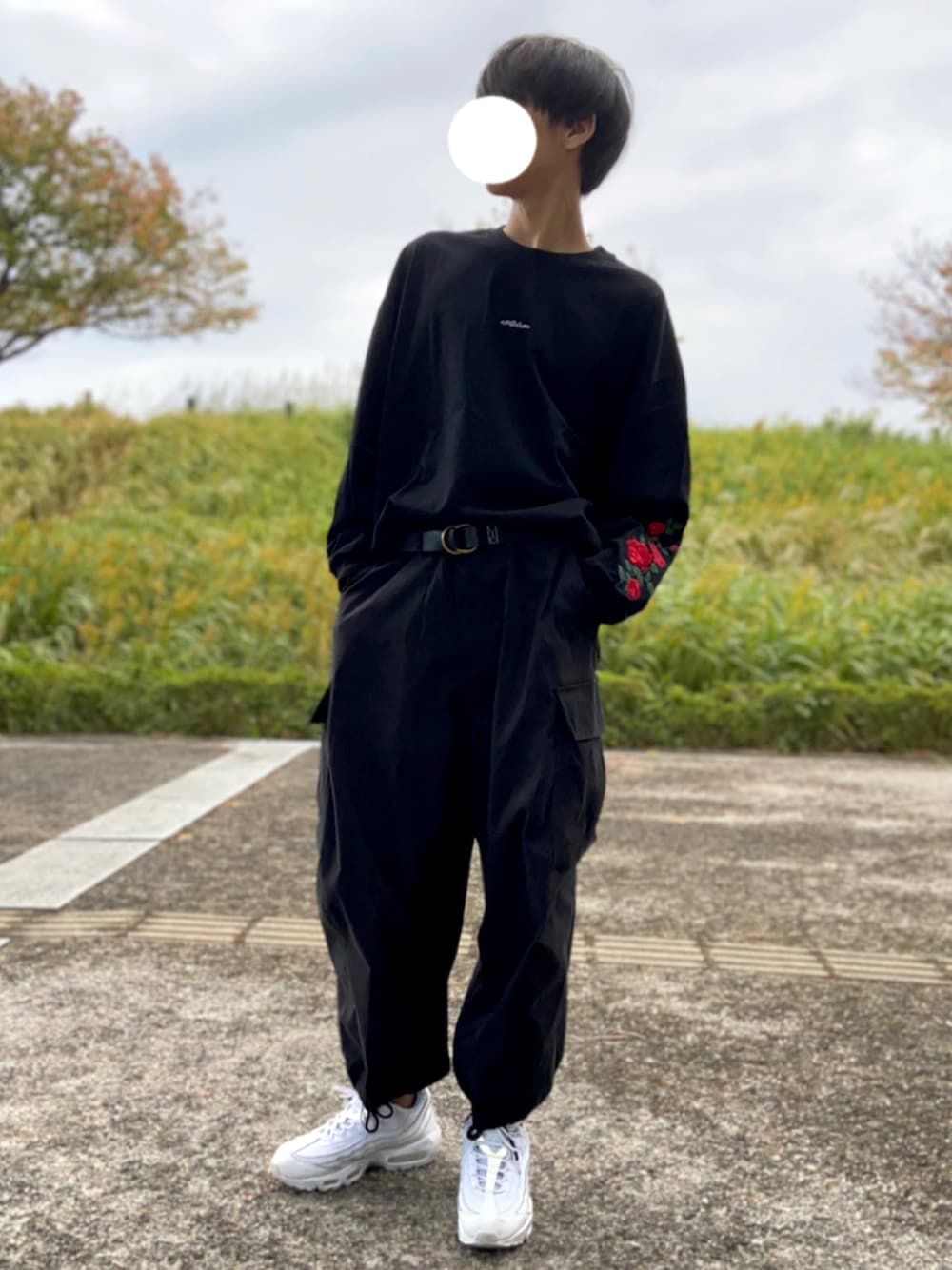「スニーカーコーデ、カーゴパンツ、ワイドパンツ、白スニーカー、シンプルコーデ、今日のコーデ、ロンT」｜「ADRERの【ADRER】ツインバラシシュウビッグロンT（Tシャツ/カットソー、ブラック系）」を使った、Tsubasaさん（メンズ・178cm）の秋コーディネートの1枚目の写真