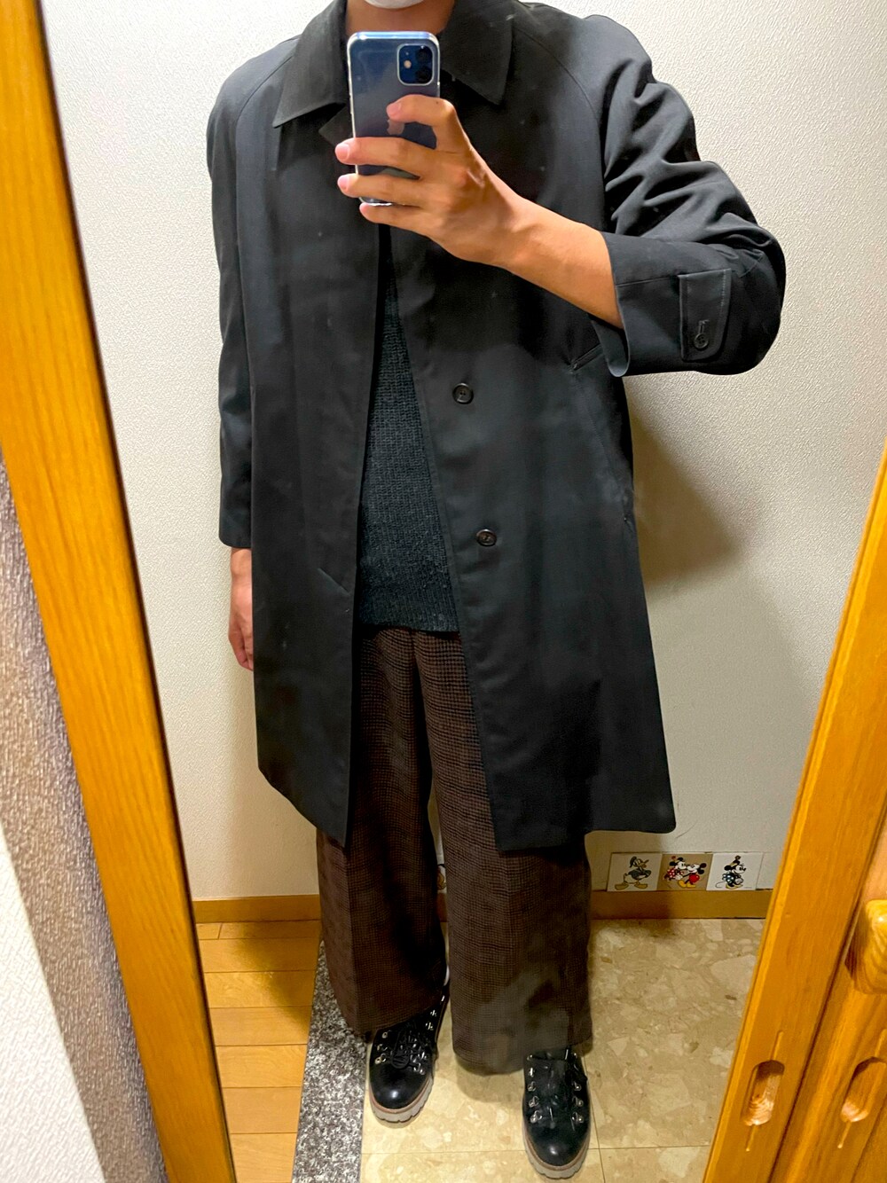 「冬コーデ、大学生、ロングコート、ワイドパンツ、休日コーデ、お洒落さんとつながりたい」｜「BROWNYのアイテム（ドレスシューズ、ブラック系）」を使った、TAKESHIさん（メンズ・178cm）の秋コーディネートの1枚目の写真