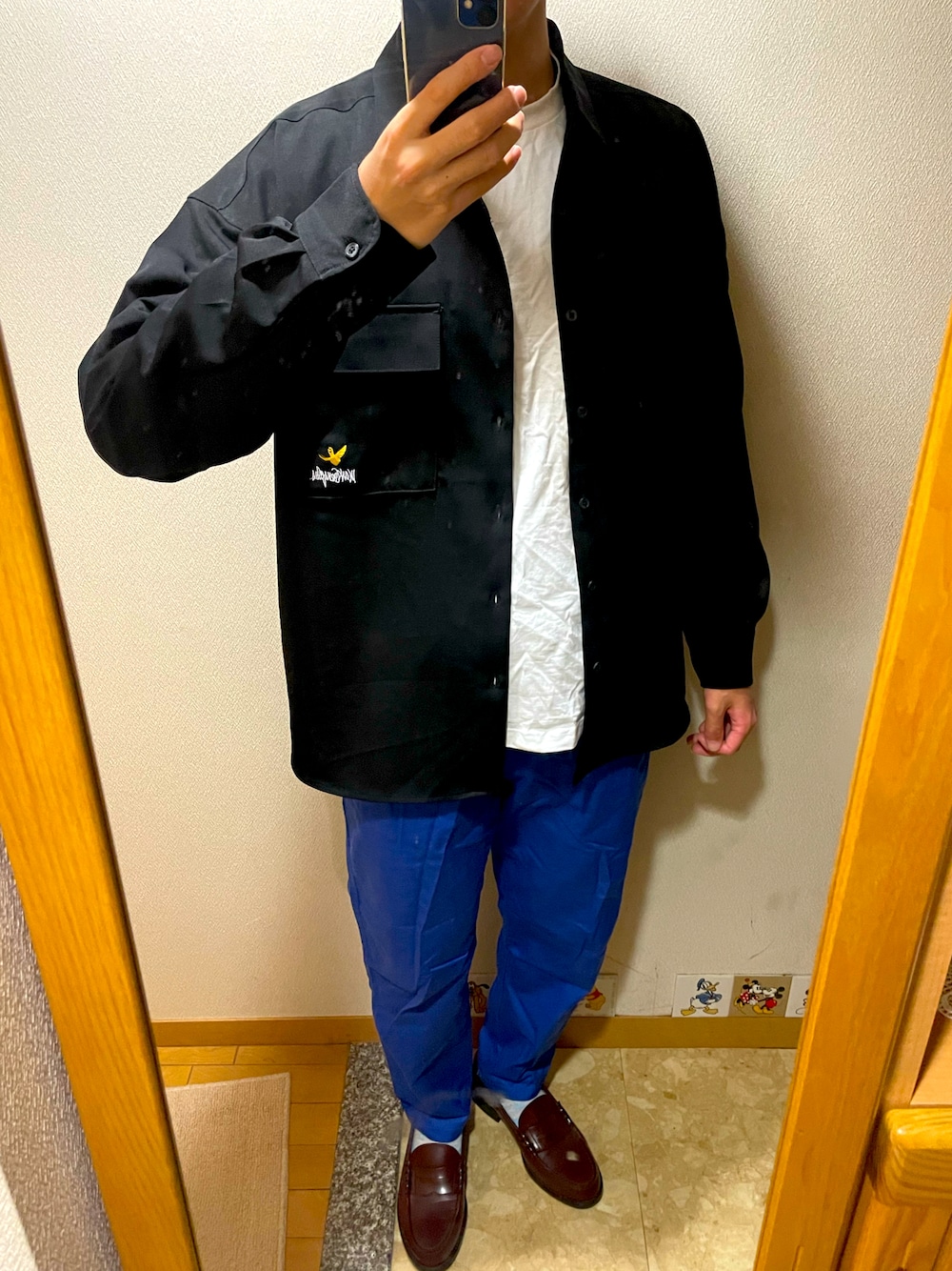 「カラーパンツ、青、黒シャツ、今日のコーデ、春、お洒落さんとつながりたい」｜「HARUTAの【HARUTA】ハルタ メンズローファー 6550（ローファー、ブラウン系）」を使った、TAKESHIさん（メンズ・178cm）の春コーディネートの1枚目の写真