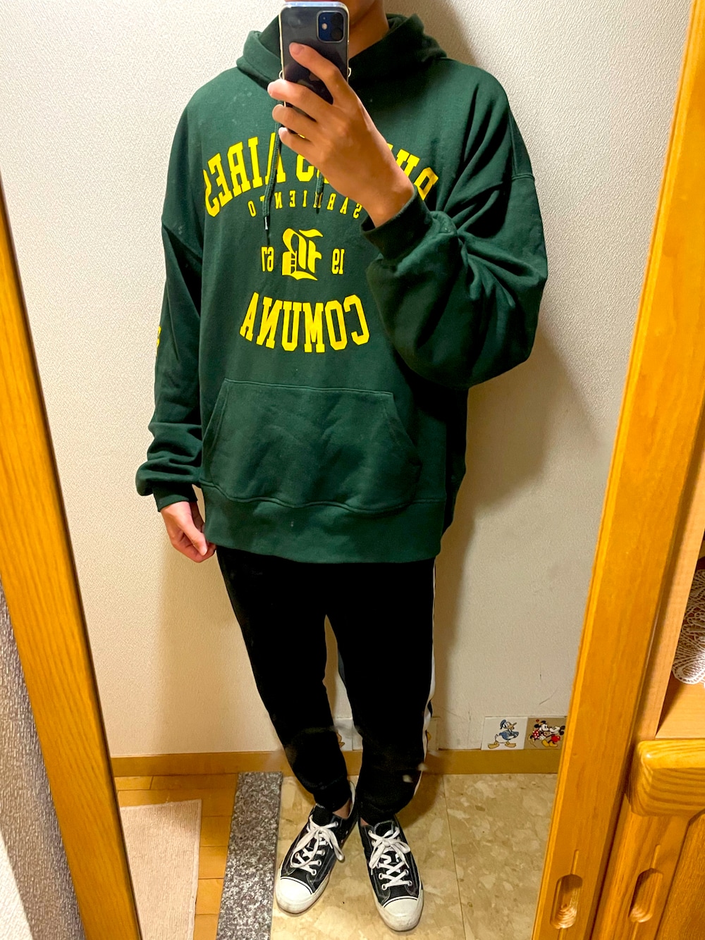 「ラインパンツ、パーカー、緑、コンバース、お洒落さんとつながりたい、今日のコーデ」｜「CONVERSEのCONVERSE コンバース オールスター 100 カラーズ　オックス / ALL STAR 100 COLORS OX（スニーカー、ブラック系）」を使った、TAKESHIさん（メンズ・178cm）の春コーディネートの1枚目の写真