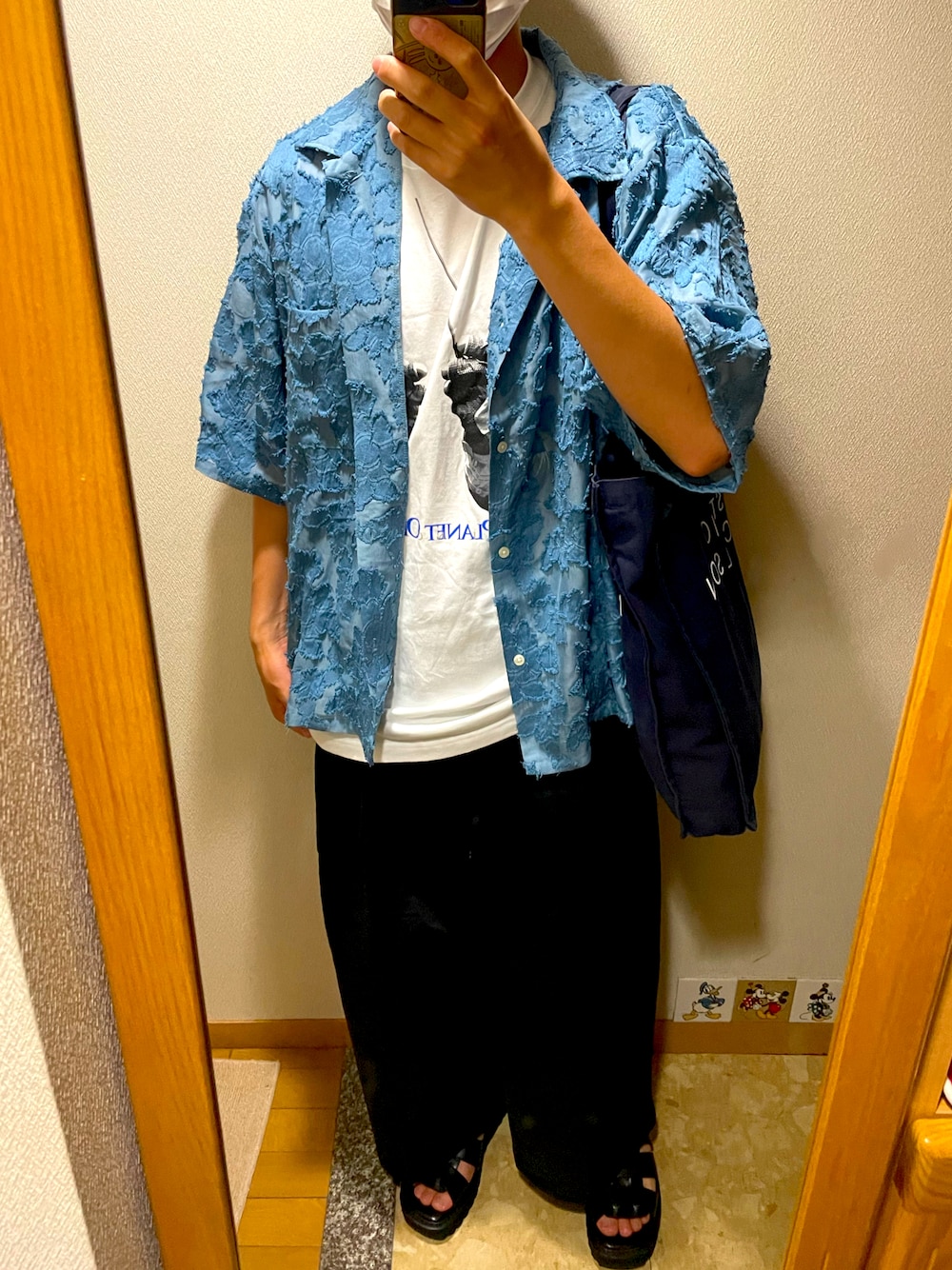 「タックワイドパンツ、青シャツ、夏コーデ、サンダル、きれいめカジュアル、GU、通学コーデ、シャツ、青」｜「RAGEBLUEのスクエアトゥ/シャークソールサンダル（サンダル、ブラック系）」を使った、TAKESHIさん（メンズ・178cm）の春コーディネートの1枚目の写真