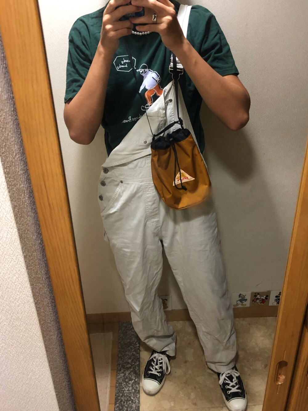 「オーバーオール、Tシャツ、巾着バッグ、converse、おしゃれさんと繋がりたい、今日のコーデ、大学生」｜「sonomaのアイテム（サロペット/オーバーオール、ホワイト系）」を使った、TAKESHIさん（メンズ・178cm）の秋コーディネートの1枚目の写真