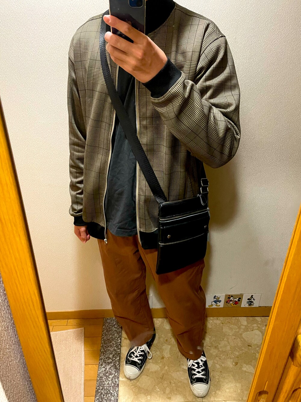 「お洒落さんとつながりたい、今日のコーデ、春、シンプル、コンバース、チェック」｜「CONVERSEのCONVERSE コンバース オールスター 100 カラーズ　オックス / ALL STAR 100 COLORS OX（スニーカー、ブラック系）」を使った、TAKESHIさん（メンズ・178cm）の春コーディネートの1枚目の写真