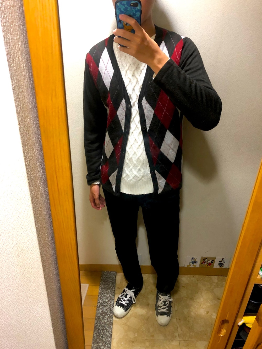 「休日スタイル、柄、カーディガン、ニットコーデ、冬、古着、通学」｜「CONVERSEのCONVERSE コンバース オールスター 100 カラーズ　オックス / ALL STAR 100 COLORS OX（スニーカー、ブラック系）」を使った、TAKESHIさん（メンズ・178cm）の秋コーディネートの1枚目の写真