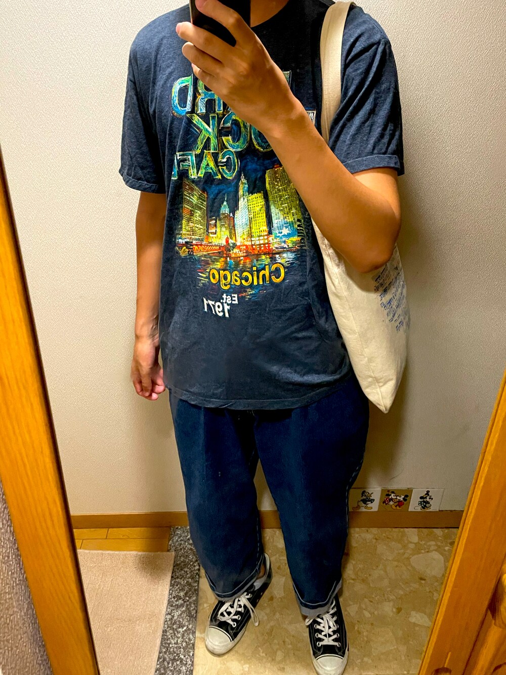 「メンズコーデ、休日コーデ、お洒落さんとつながりたい、Tシャツ、スニーカー、グレー」｜「CONVERSEのCONVERSE コンバース オールスター 100 カラーズ　オックス / ALL STAR 100 COLORS OX（スニーカー、ブラック系）」を使った、TAKESHIさん（メンズ・178cm）の秋コーディネートの1枚目の写真
