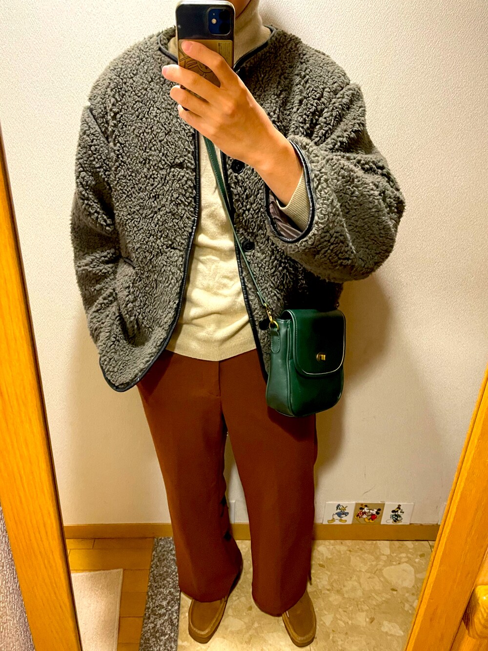 「茶色、ボアジャケット、タートルネック、プチプラコーデ、休日スタイル、カジュアルコーデ」｜「Clarks Originalsのクラークスオリジナルズ/メンズ Wallabee ワラビー（モカシン/デッキシューズ、ベージュ系）」を使った、TAKESHIさん（メンズ・178cm）の春コーディネートの1枚目の写真